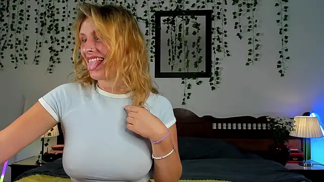 Snapshot of Ariana_Spring chatting on September 2025 01:36:01 PM Ariana Spring online show from September 2025 01:36:01 PM