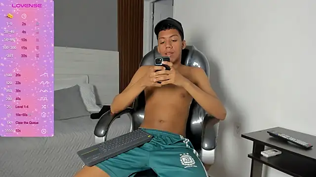 Brunette  boy online show from November 2025 03:26:02 AM