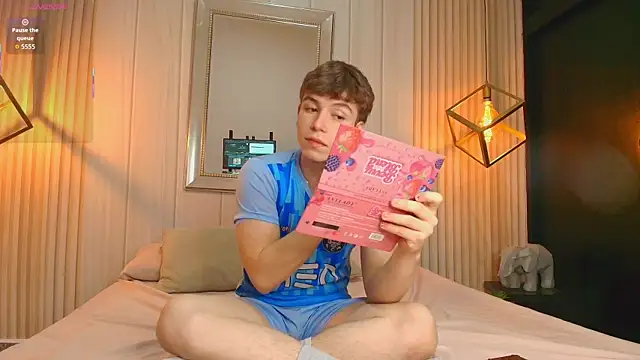 Snapshot of TaylerWhite chatting on October 2025 01:21:01 PM TaylerWhite online show from October 2025 01:21:01 PM