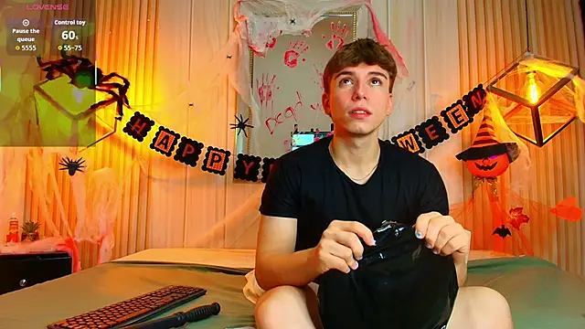 Snapshot of TaylerWhite chatting on October 2025 12:45:02 PM TaylerWhite online show from October 2025 12:45:02 PM