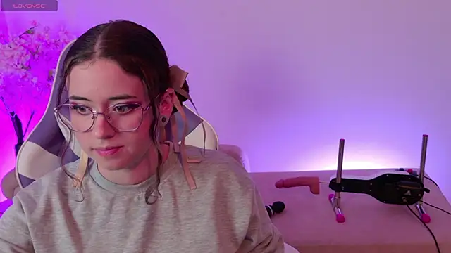 Snapshot of Mia_wee chatting on February 2026 06:59:02 PM Mia wee online show from February 2026 06:59:02 PM