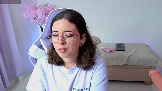 Snapshot of Mia_wee chatting on May 2026 04:01:02 PM Mia wee online show from May 2026 04:01:02 PM
