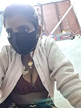 Snapshot of RAYI_Queen_3 chatting on December 2025 04:01:02 PM RAYI Queen 3 online show from December 2025 04:01:02 PM