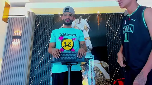 Dominic Max  online show from November 2025 04:12:02 AM