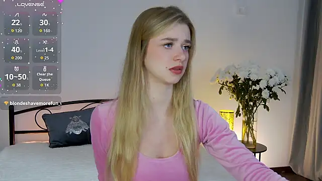 Snapshot of KelsiWest chatting on October 2025 01:32:01 PM KelsiWest online show from October 2025 01:32:01 PM