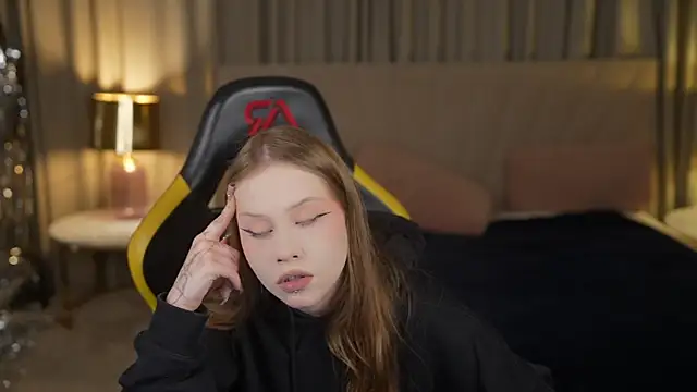 Snapshot of Esmie_Smile chatting on September 2025 10:32:02 PM Esmie Smile online show from September 2025 10:32:02 PM