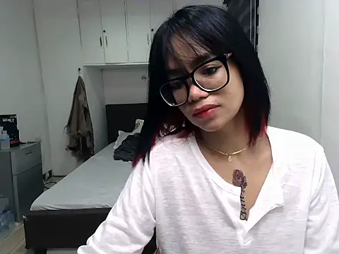 eattmebabyy online show from April 2026 11:24:01 AM