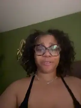 Snapshot of caramel__cremes chatting on May 2026 02:39:01 AM caramel cremes online show from May 2026 02:39:01 AM