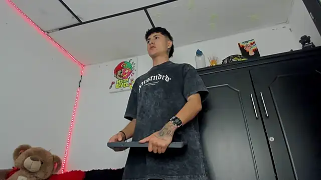 Mateo Escobar online show from November 2025 08:00:01 PM