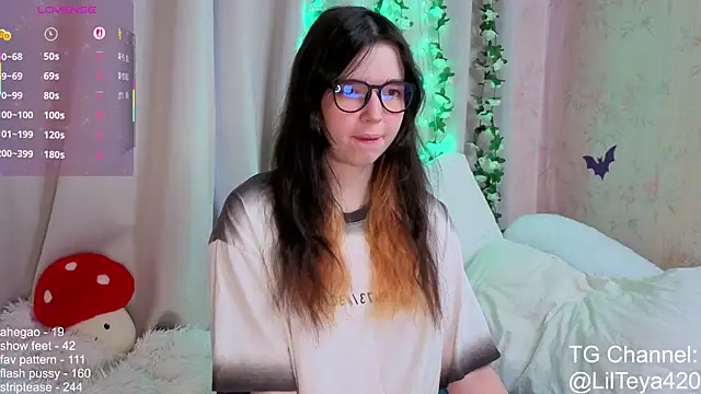 Snapshot of little_Teya chatting on November 2025 10:25:02 AM little Teya online show from November 2025 10:25:02 AM