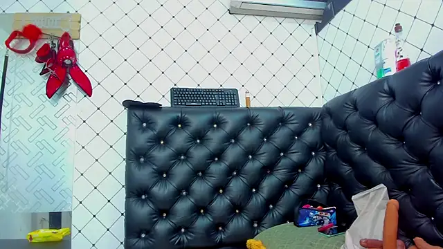 EMMA SANTANA online show from October 2025 07:45:02 PM