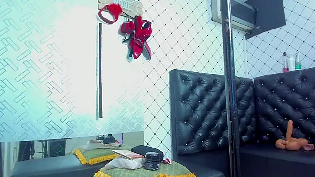 EMMA SANTANA online show from October 2025 07:47:02 PM