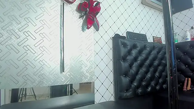 EMMA SANTANA online show from October 2025 07:47:01 PM