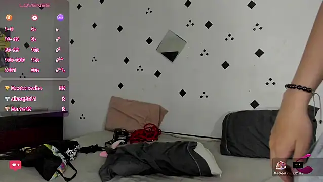 crushnier1 online show from November 2025 05:47:01 PM