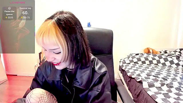 LiyaLuna online show from November 2025 10:49:02 AM