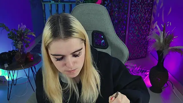 Snapshot of Stef_Nicks chatting on October 2025 06:22:02 AM Stef Nicks online show from October 2025 06:22:02 AM