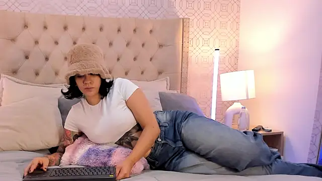 Snapshot of SuccubusDolly chatting on November 2025 08:09:02 PM SuccubusDolly online show from November 2025 08:09:02 PM