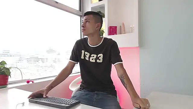 AmelieAndAce online show from September 2025 01:01:01 PM