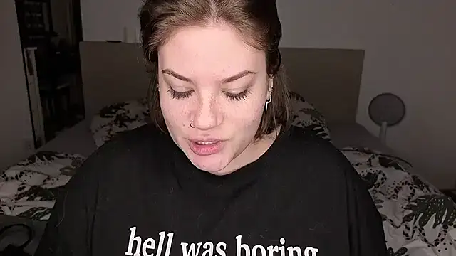 Snapshot of MaeNoir chatting on November 2025 02:04:02 AM MaeNoir online show from November 2025 02:04:02 AM