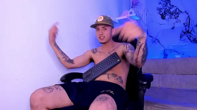 Snapshot of ReyBigx chatting on February 2026 04:53:01 AM ReyBigx online show from February 2026 04:53:01 AM