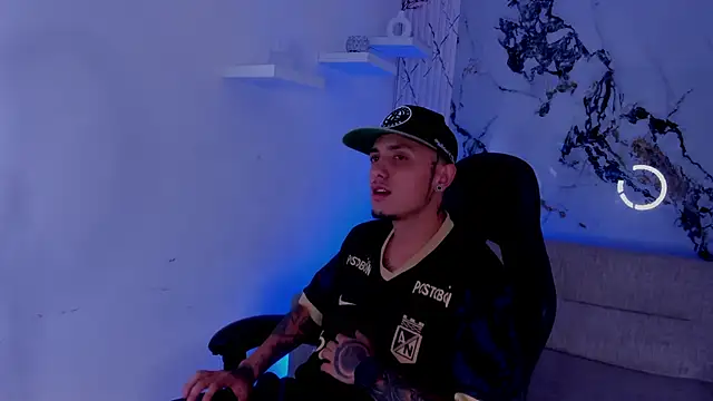 Snapshot of ReyBigx chatting on February 2026 02:07:03 AM ReyBigx online show from February 2026 02:07:03 AM