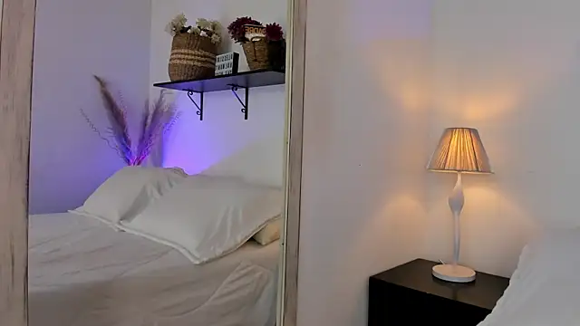 Snapshot of AlessiaValmont chatting on September 2025 08:54:01 PM AlessiaValmont online show from September 2025 08:54:01 PM