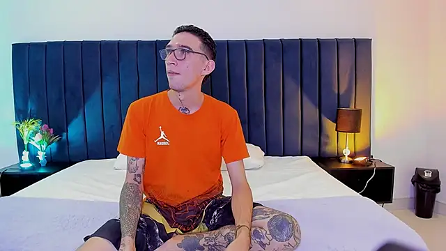 dominik thompson777 online show from September 2025 03:40:01 AM