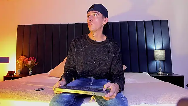 dominik thompson777 online show from October 2025 03:58:02 AM