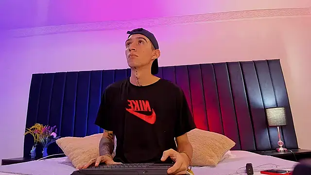 dominik thompson777 online show from October 2025 03:25:02 AM