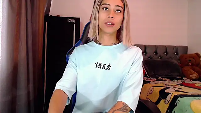 Snapshot of Sweet-Cris chatting on September 2025 03:17:01 PM Sweet-Cris online show from September 2025 03:17:01 PM