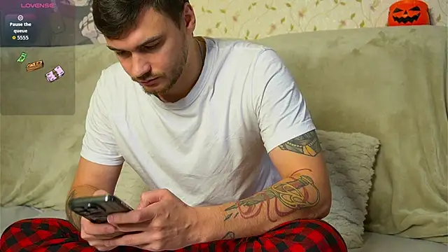 johnstoneisland online show from October 2025 08:48:02 AM