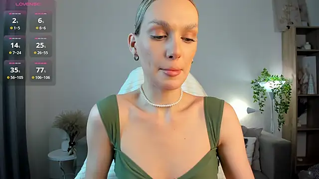 Ice Strawberry online show from November 2025 03:17:02 AM