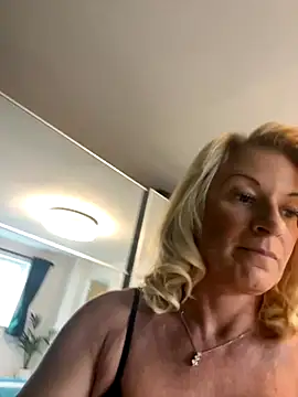 Snapshot of Princess-polly chatting on October 2025 10:10:02 AM Princess-polly online show from October 2025 10:10:02 AM