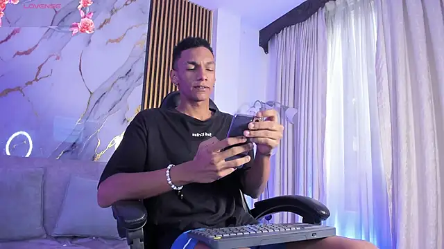 JulienSaint online show from December 2025 12:02:02 PM