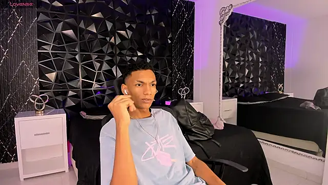 Snapshot of JulienSaint chatting on February 2026 12:23:02 PM JulienSaint online show from February 2026 12:23:02 PM