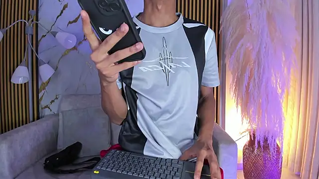 Snapshot of JulienSaint chatting on March 2026 01:30:01 PM JulienSaint online show from March 2026 01:30:01 PM