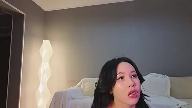 lunajii online show from December 2025 01:44:02 AM