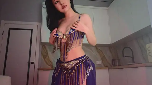 lunajii online show from April 2026 11:24:01 PM
