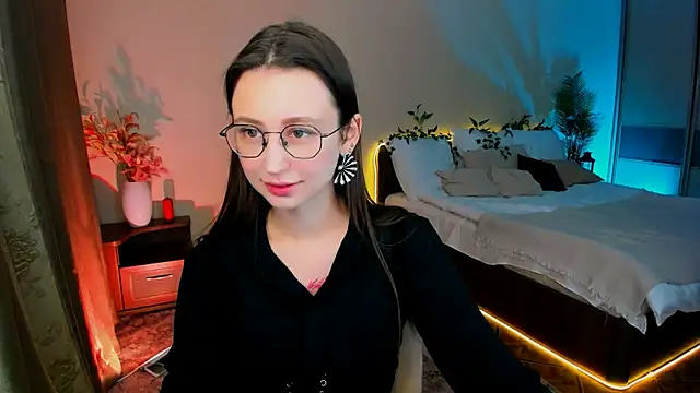 YourLovellyStory online show from November 2025 11:21:02 AM