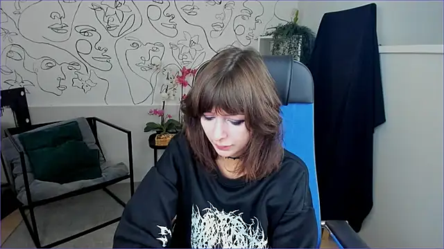 Snapshot of CrystallBloom chatting on September 2025 02:05:01 AM CrystallBloom online show from September 2025 02:05:01 AM