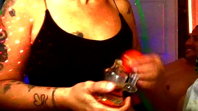 Snapshot of SparklesB1tch chatting on December 2025 04:33:01 PM SparklesB1tch online show from December 2025 04:33:01 PM