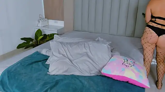 Juliamills online show from April 2026 01:08:01 AM