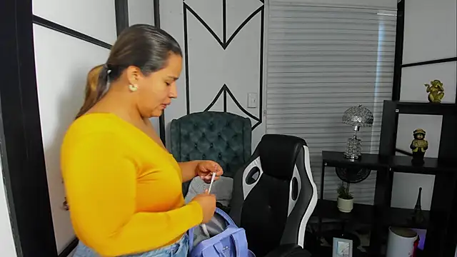 ElaBourn  online show from September 2025 12:54:02 PM