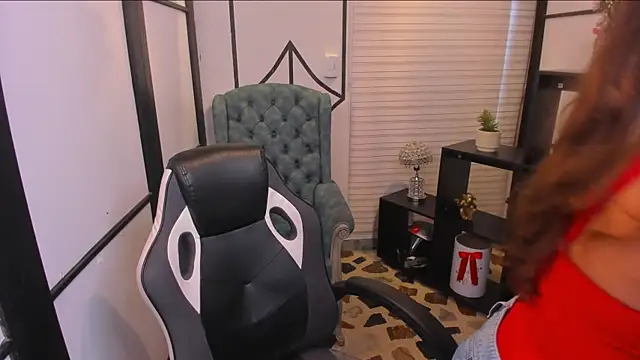 Snapshot of ElaBourn_ chatting on December 2025 01:51:02 PM ElaBourn online show from December 2025 01:51:02 PM