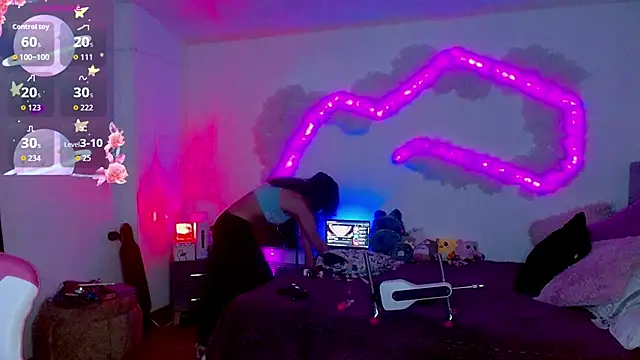 larah uwu online show from October 2025 06:40:02 PM