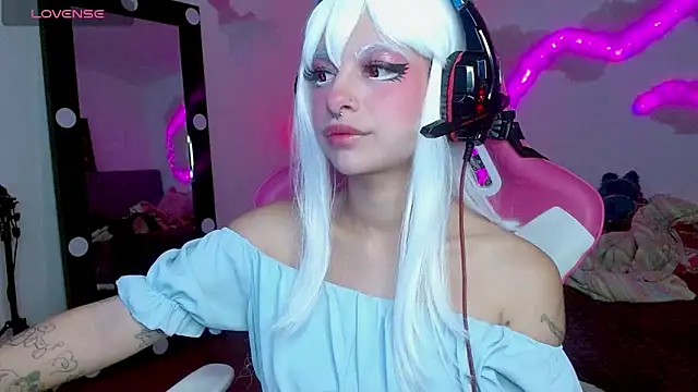 larah uwu online show from October 2025 06:59:01 PM