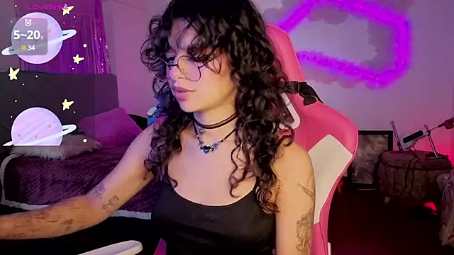 larah uwu online show from February 2026 07:36:01 PM