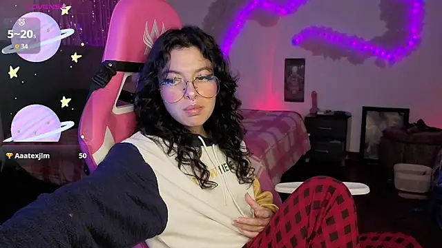 larah uwu online show from April 2026 06:24:02 PM