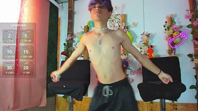 Snapshot of spicy_adonhis chatting on October 2025 01:06:02 PM spicy adonhis online show from October 2025 01:06:02 PM