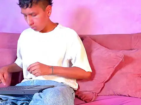 spicy adonhis online show from April 2026 01:12:01 PM